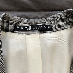 ***buy 2 jacket get another jacket for free***Mens Hugo Boss jacket size 38R EUC